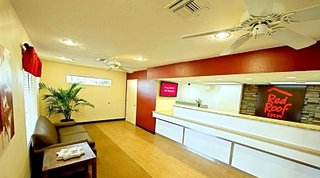 red roof inn plus and suites naples downtown 5th ave s