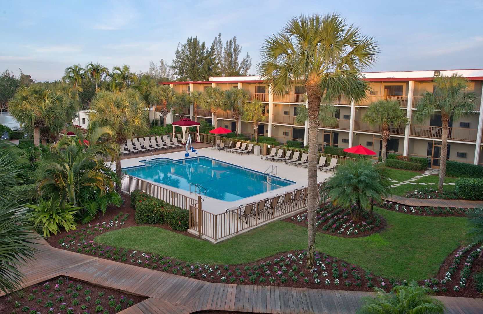 red roof inn plus and suites naples downtown 5th ave s
