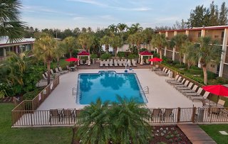 red roof inn plus and suites naples downtown 5th ave s