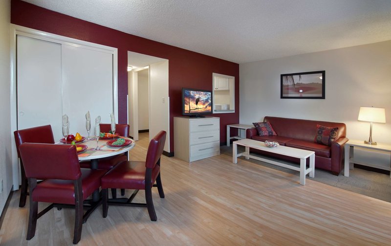 red roof inn plus and suites naples downtown 5th ave s