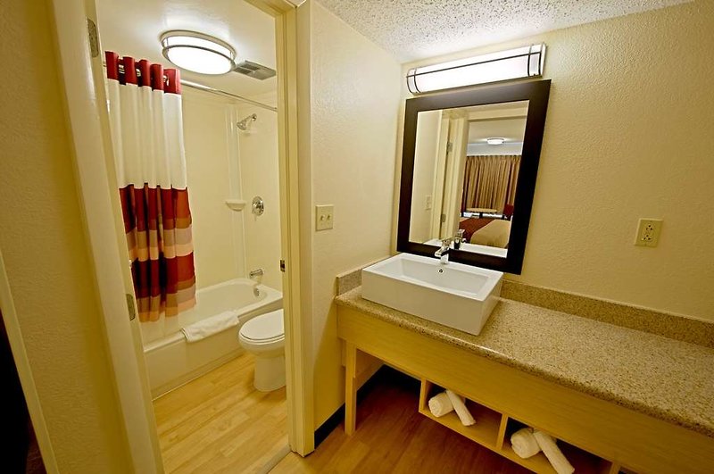 red roof inn plus and suites naples downtown 5th ave s