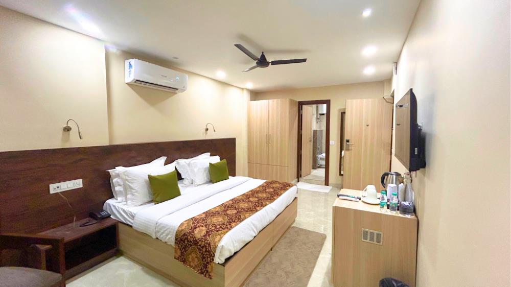 iris suites kalkaji