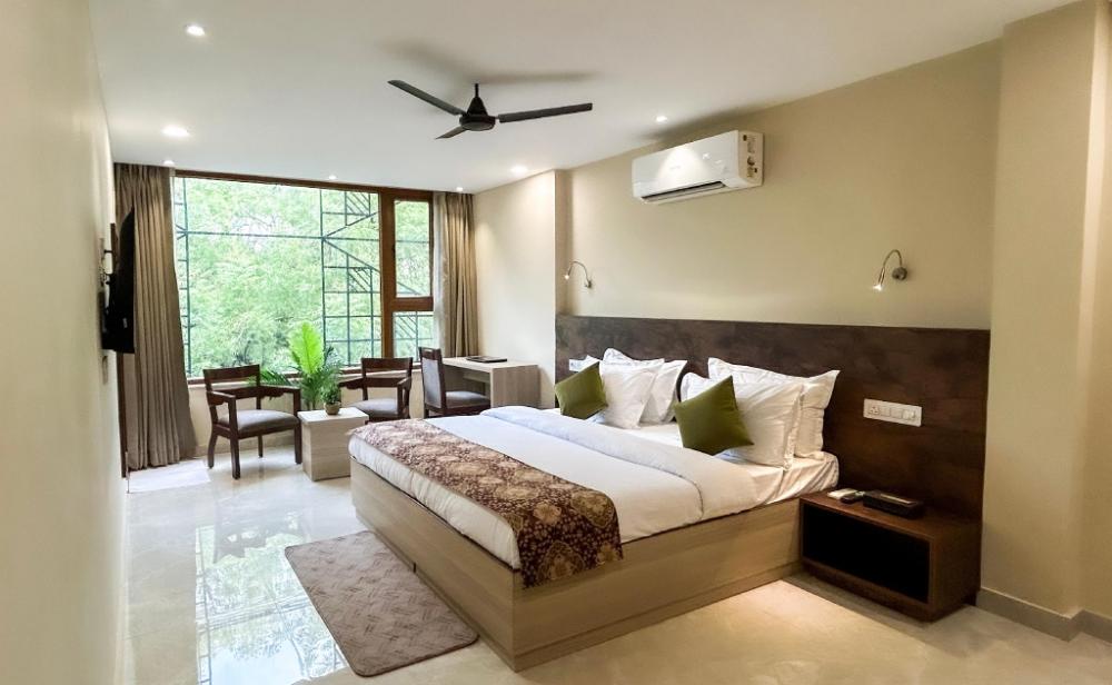 iris suites kalkaji