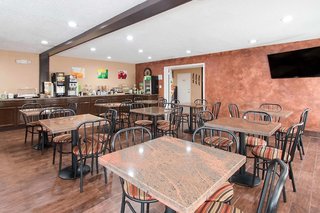 Quality Inn & Suites I-35 Near Frost Bank Center,San Antonio>>Bexar County,4 star