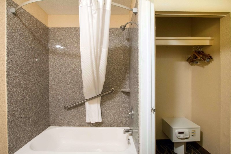 quality inn and suites i 35 near frost bank center