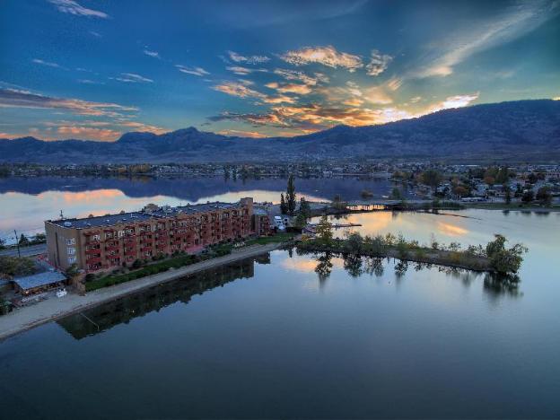 holiday inn hotel and suites osoyoos by ihg