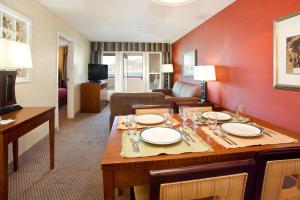 holiday inn hotel and suites osoyoos by ihg