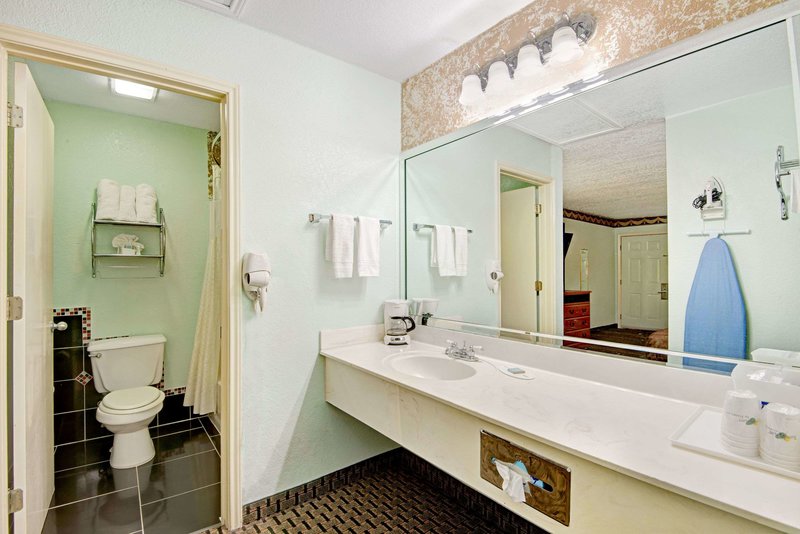 econo lodge inn and suites near lackland afb