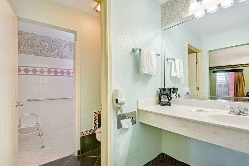 econo lodge inn and suites near lackland afb