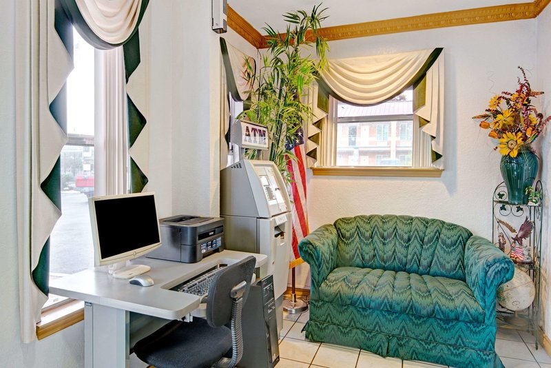 econo lodge inn and suites near lackland afb