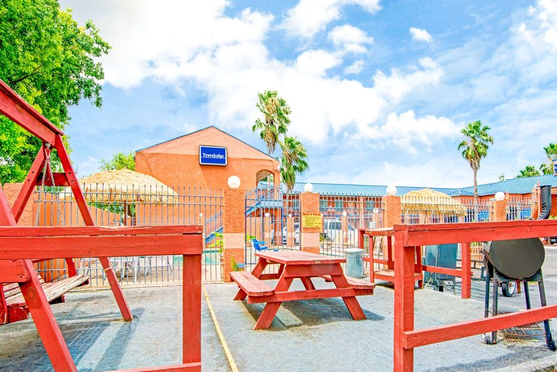 econo lodge inn and suites near lackland afb