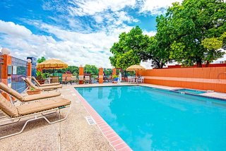 econo lodge inn and suites near lackland afb