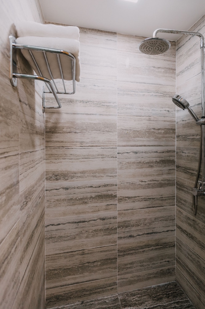 butternut tree hotel