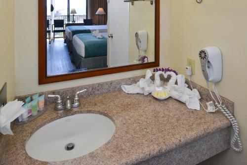 edgewater inn and suites