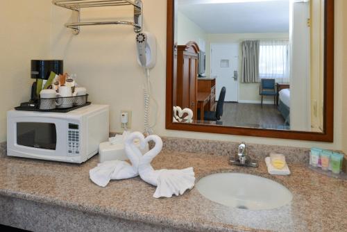 edgewater inn and suites