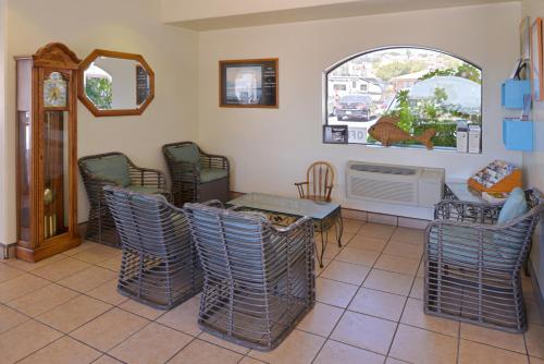 edgewater inn and suites