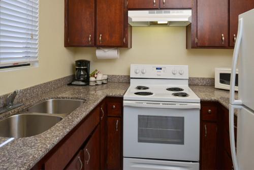 edgewater inn and suites