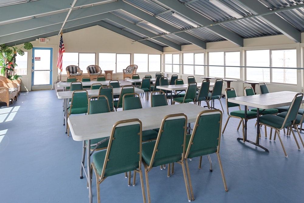 edgewater inn and suites