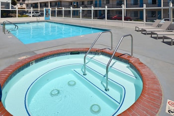 edgewater inn and suites