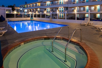 edgewater inn and suites