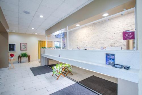 Hotel Winston-Salem, Nc,531 Akron Dr.,2 star