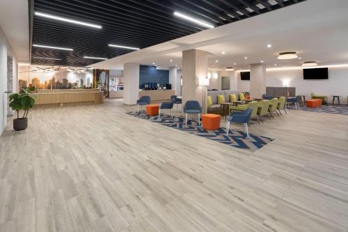 La Quinta Inn & Suites By Wyndham Jamaica Nyc/Jfk Airtrain,,3 star