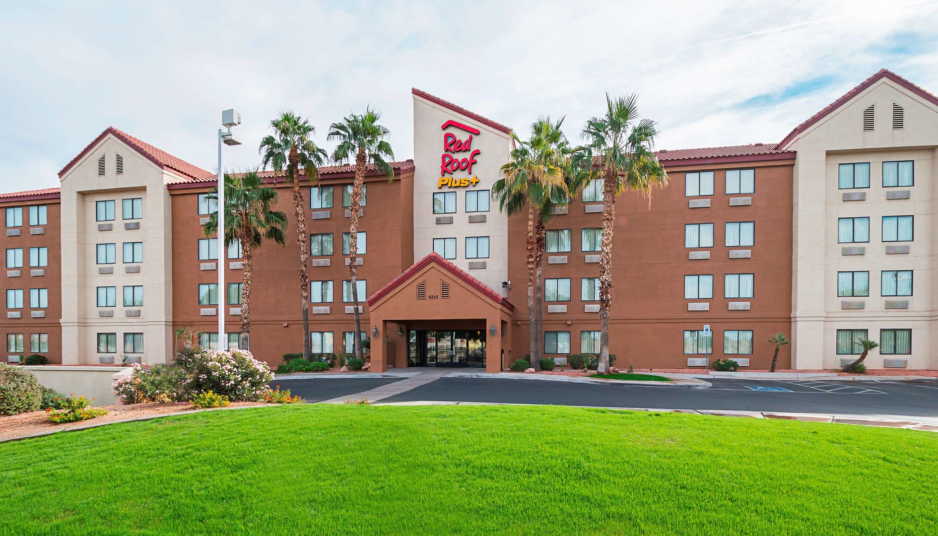 red roof inn plus phoenix west