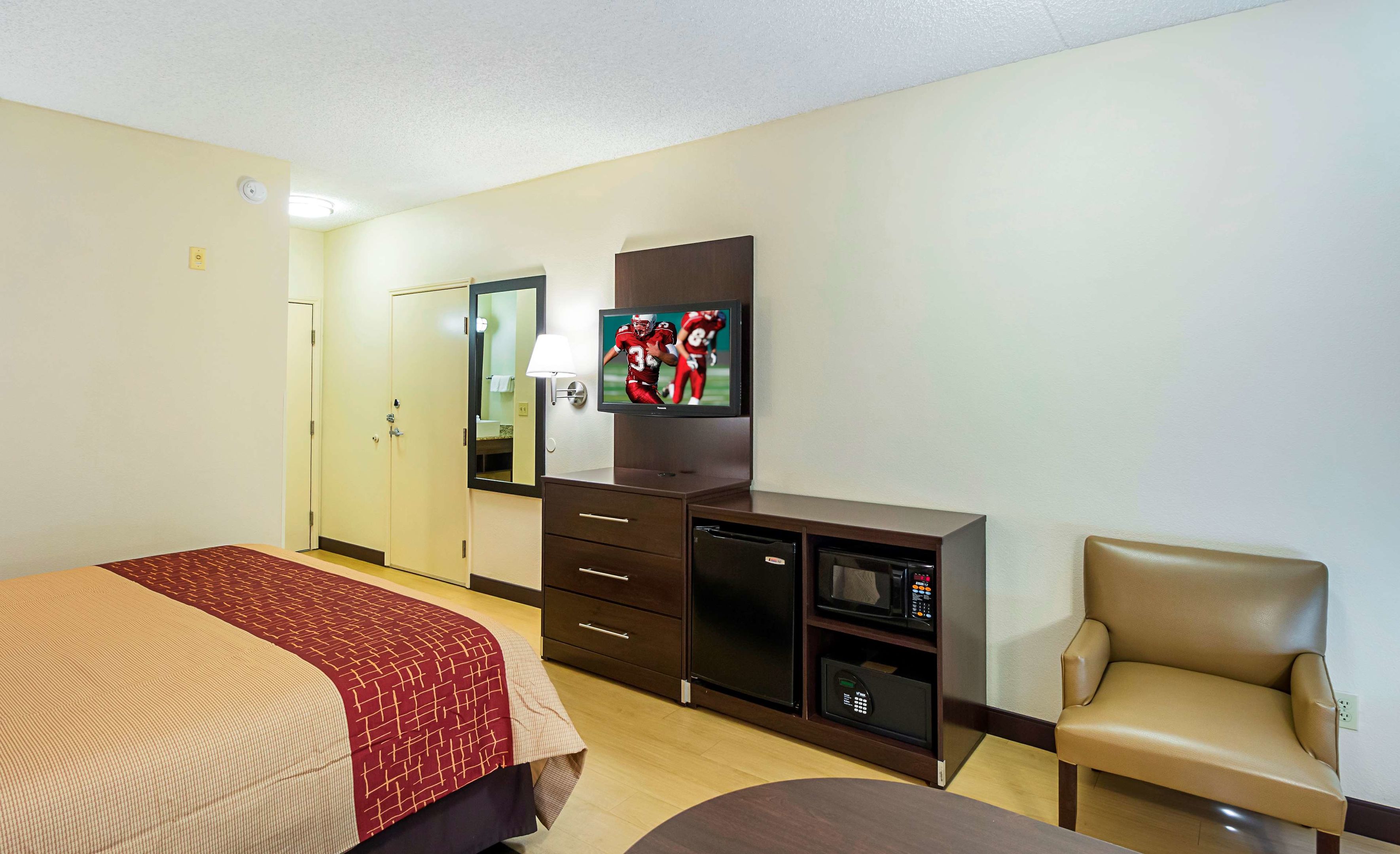 red roof inn plus phoenix west