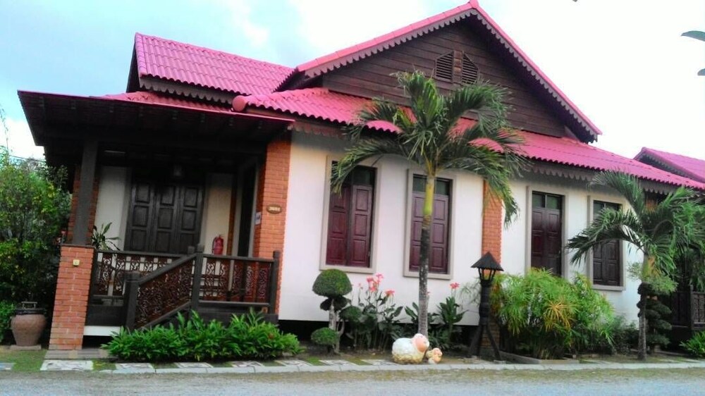 jasmine villa tropical garden