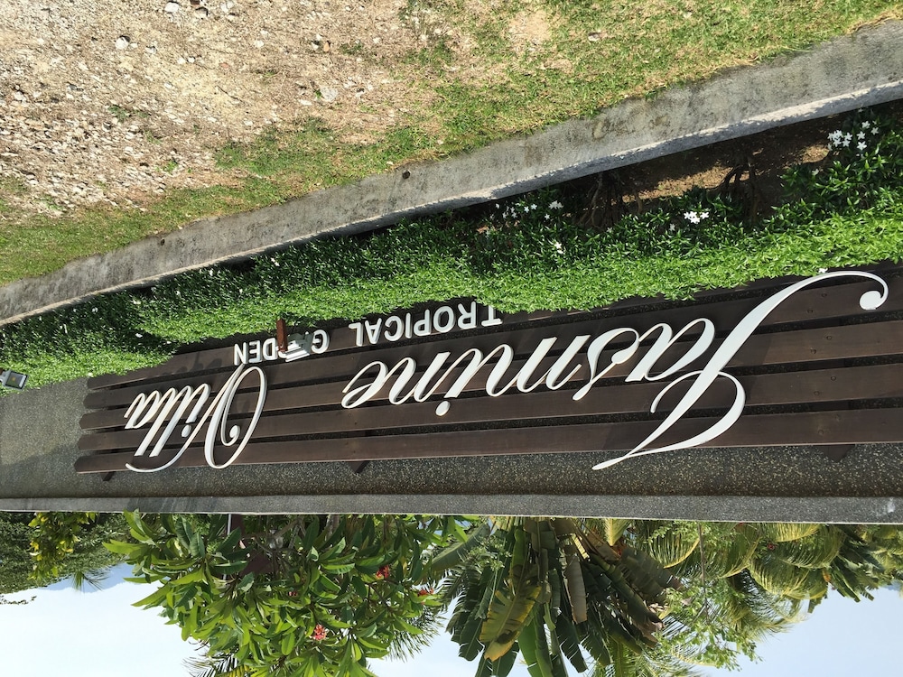 jasmine villa tropical garden