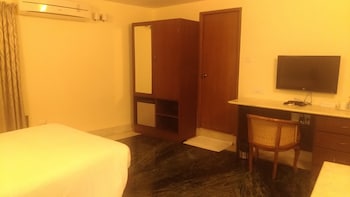 hanu reddy residences poes garden