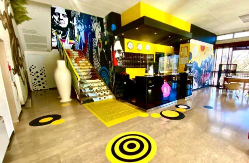 lh arca street art hotel