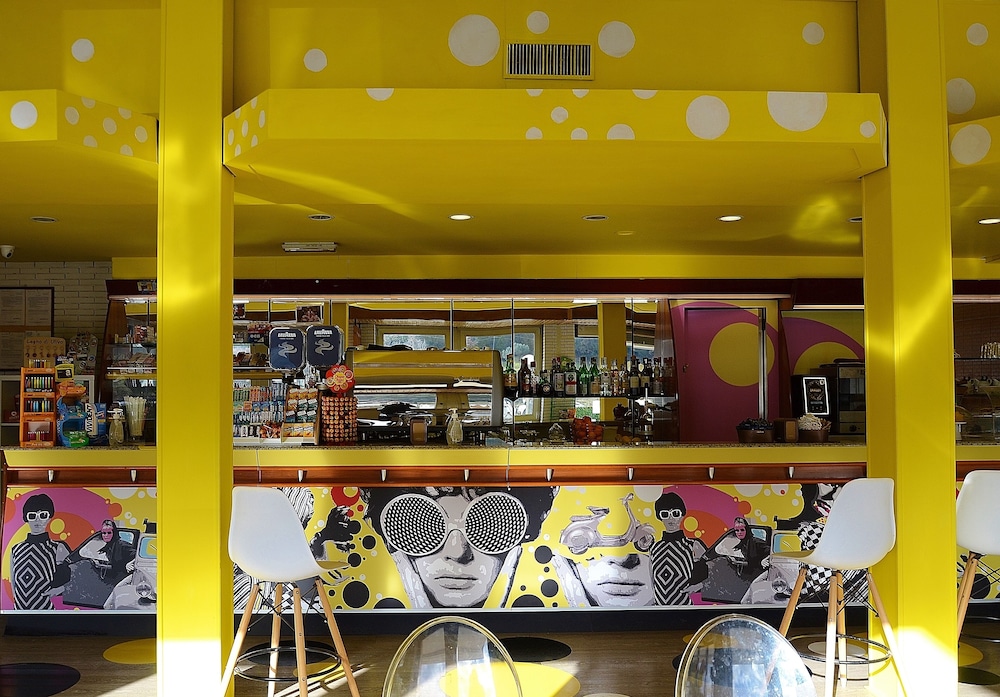 lh arca street art hotel