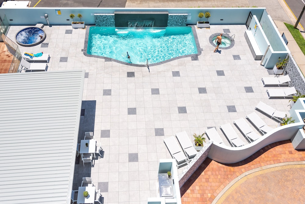 the waterford on main beach