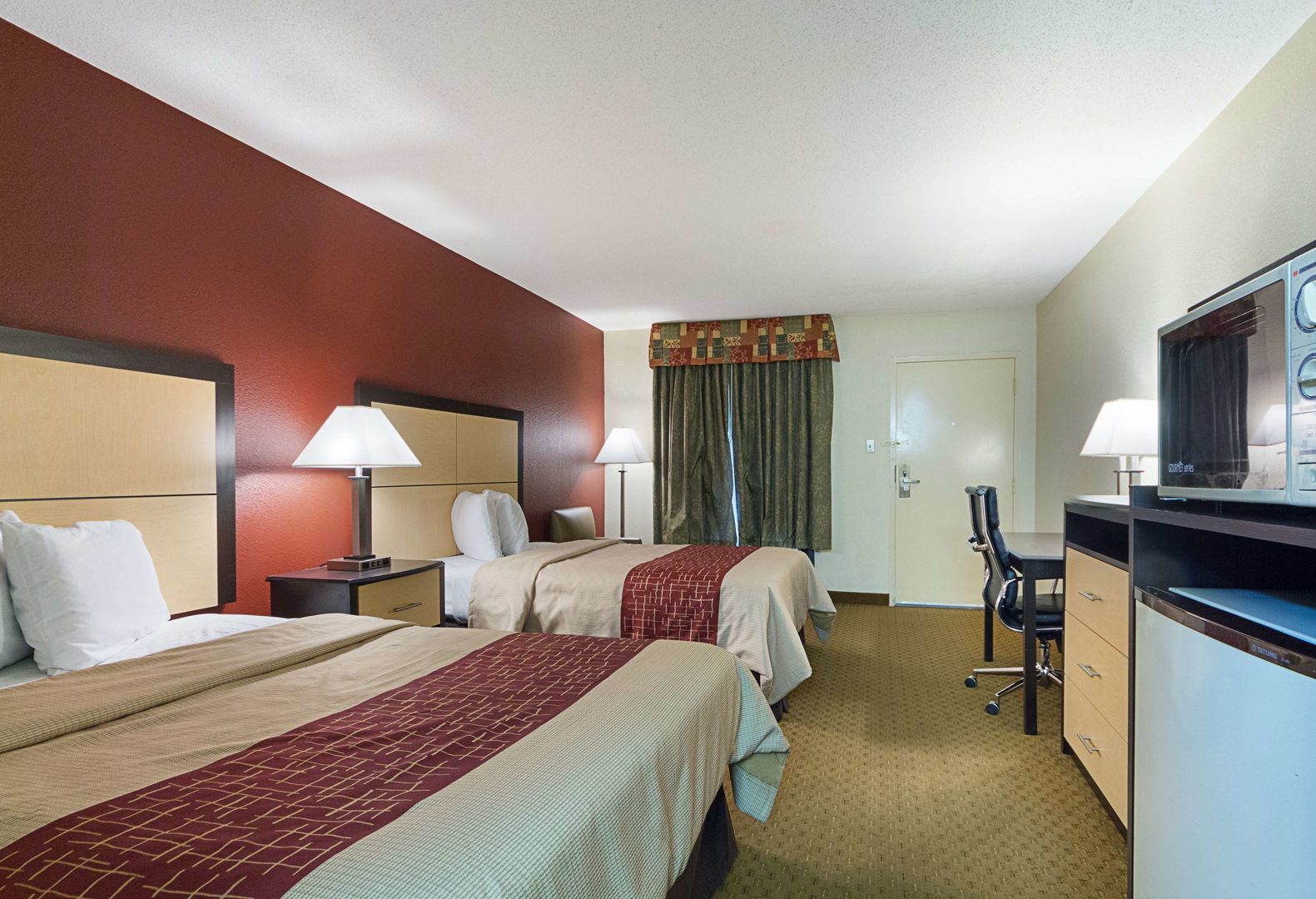 red roof inn plus dallas addison