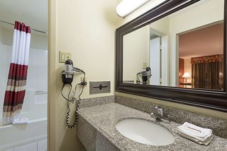 red roof inn plus dallas addison