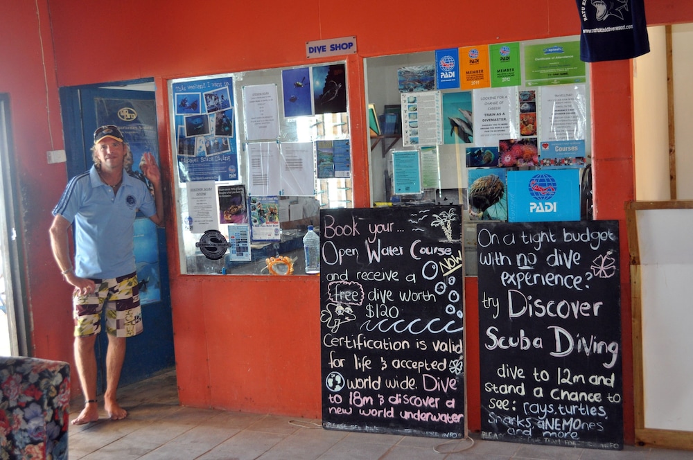 ratu kini backpackers and dive resort