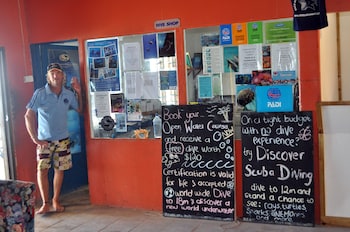 ratu kini backpackers and dive resort
