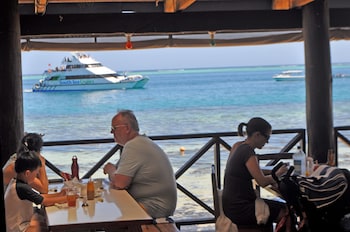ratu kini backpackers and dive resort