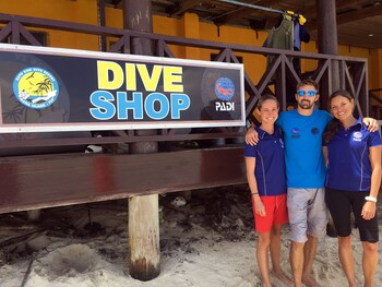 ratu kini backpackers and dive resort