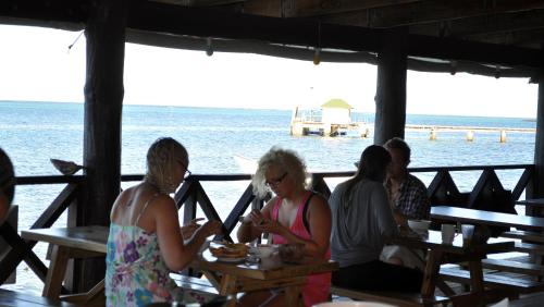 ratu kini backpackers and dive resort