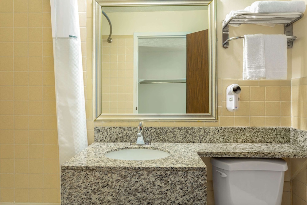 days inn by wyndham breezewood