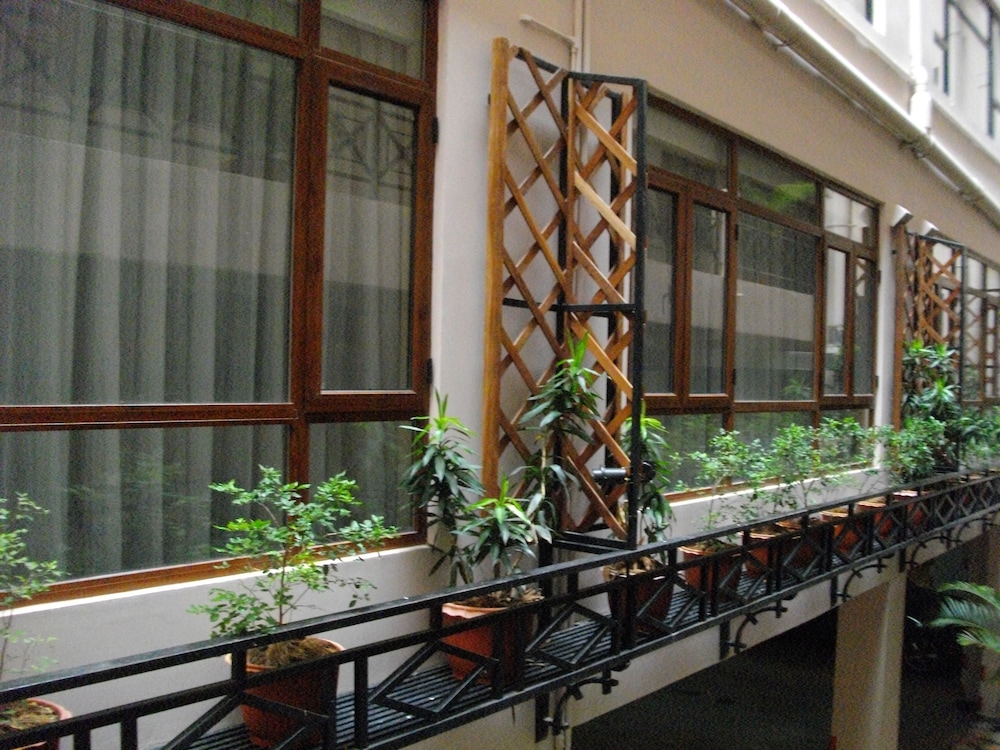 lux riverside hotel and apartment