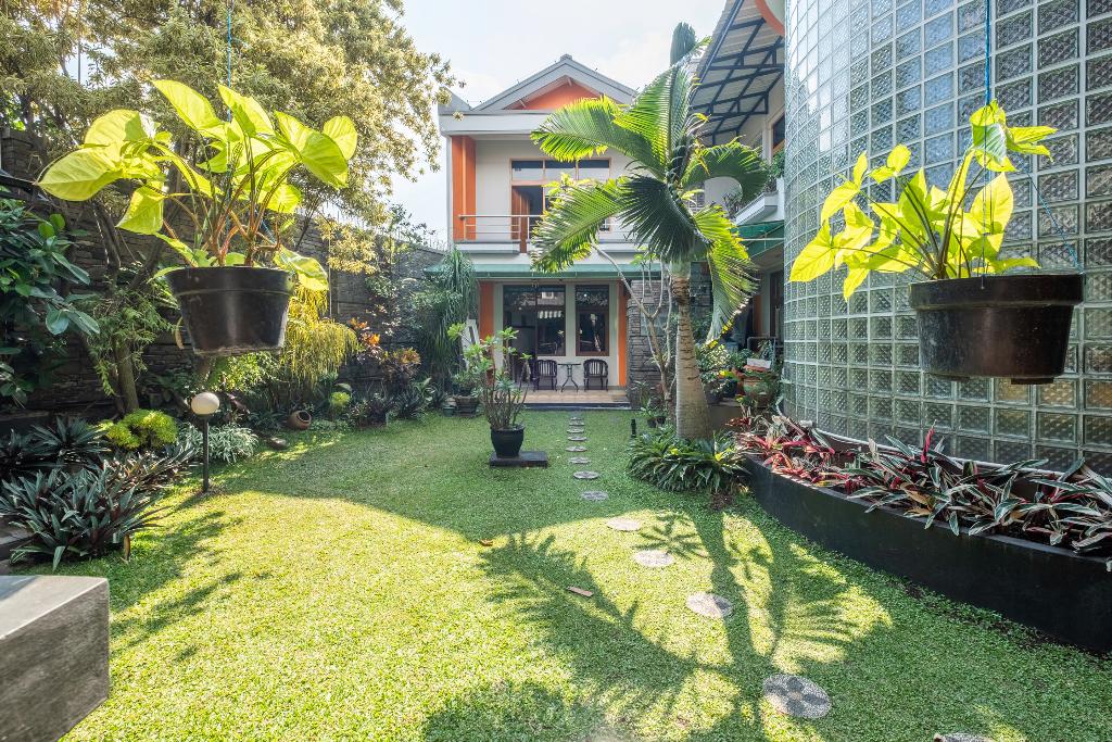 collection o kebon jeruk near taman balai kota