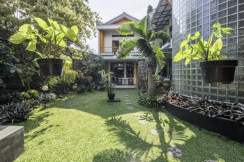 collection o kebon jeruk near taman balai kota