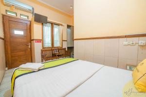 collection o kebon jeruk near taman balai kota