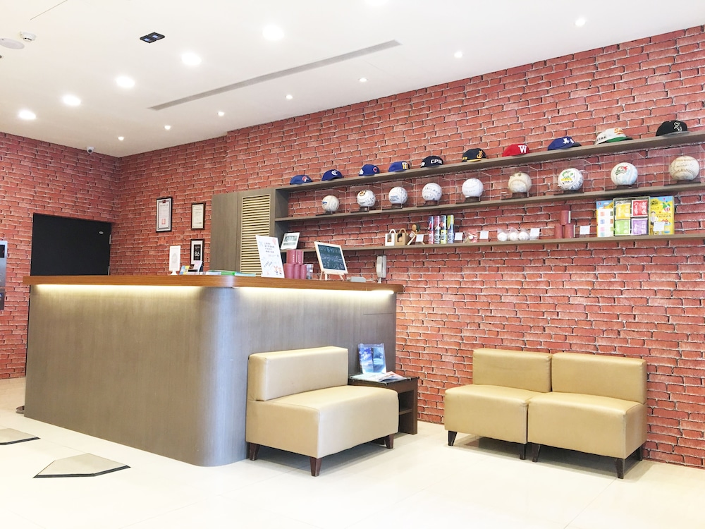 la hotel baseball theme hall