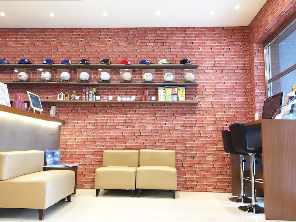 la hotel baseball theme hall