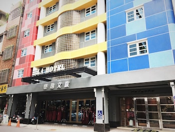 la hotel baseball theme hall