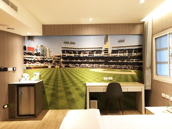 la hotel baseball theme hall